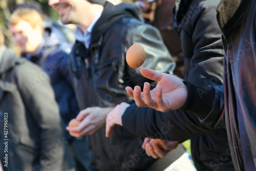 Canvastavla A man is about to throw an egg to his celebrated friend