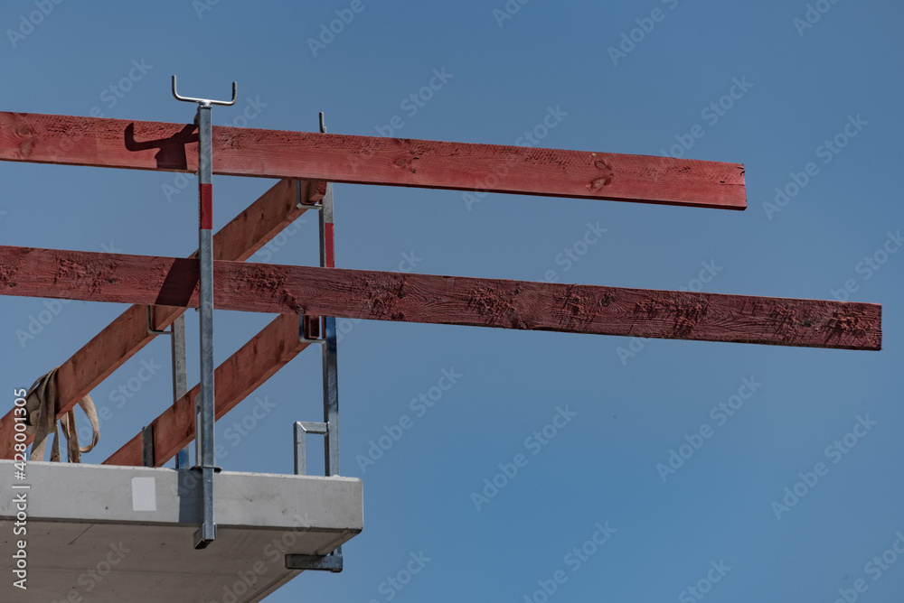Fototapeta premium Rote Bretter auf der Baustelle