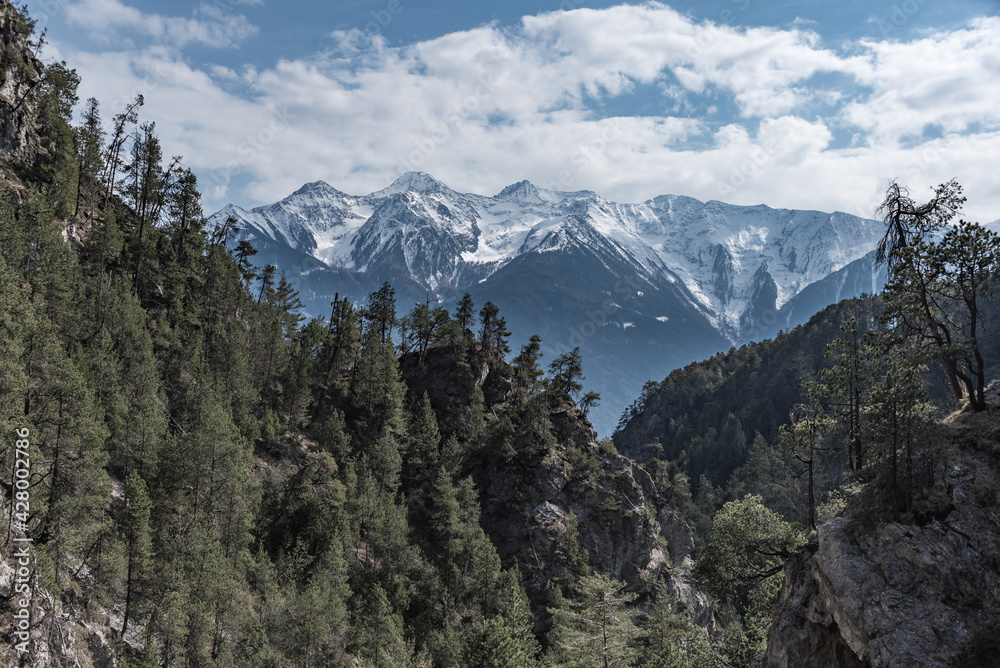 Blick von der Arzbergklamm bei Telfs auf die Sellrainer Berge