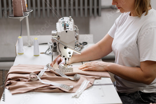 Tableau sur toile a seamstress behind a sewing machine in a factory