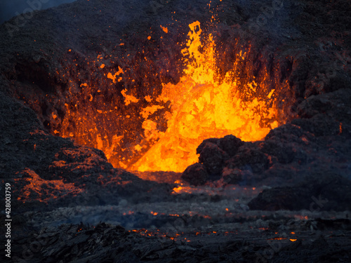 Vulkan in Island Vulkanausbruch mit Lava