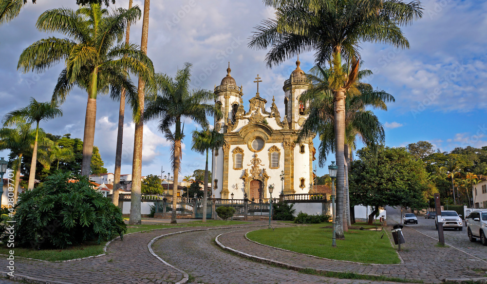 Obraz premium Baroque church and palm trees in Sao Joao del Rei, Brazil 