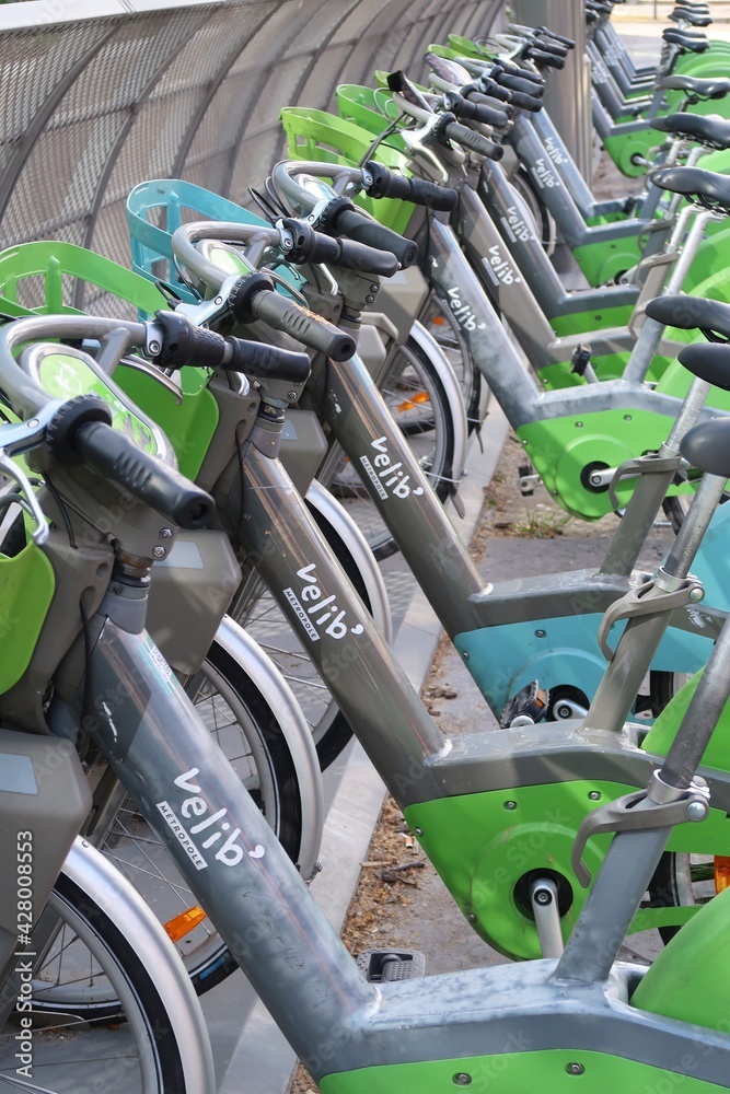 Foto de Alignement de plusieurs vélos Velib Métropole en libre-service, en  stationnement sur leurs bornes, dans une station à Paris – avril 2021  (France) do Stock | Adobe Stock