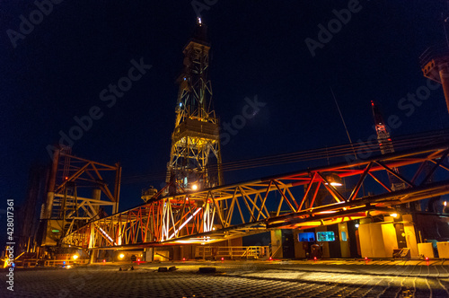 Wieża wiertnicza na morzu szukająca gazu/ Offshore oil drilling rig looking for gas