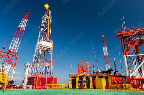Wieża wiertnicza na morzu szukająca gazu/ Offshore oil drilling rig looking for gas photo