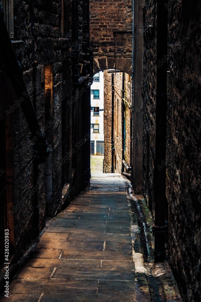 Narrow Alleys 