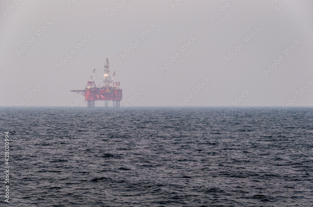 Morska platforma wiertnicza poszukująca węglowodorów / Offshore drilling rig offshore exploring gas