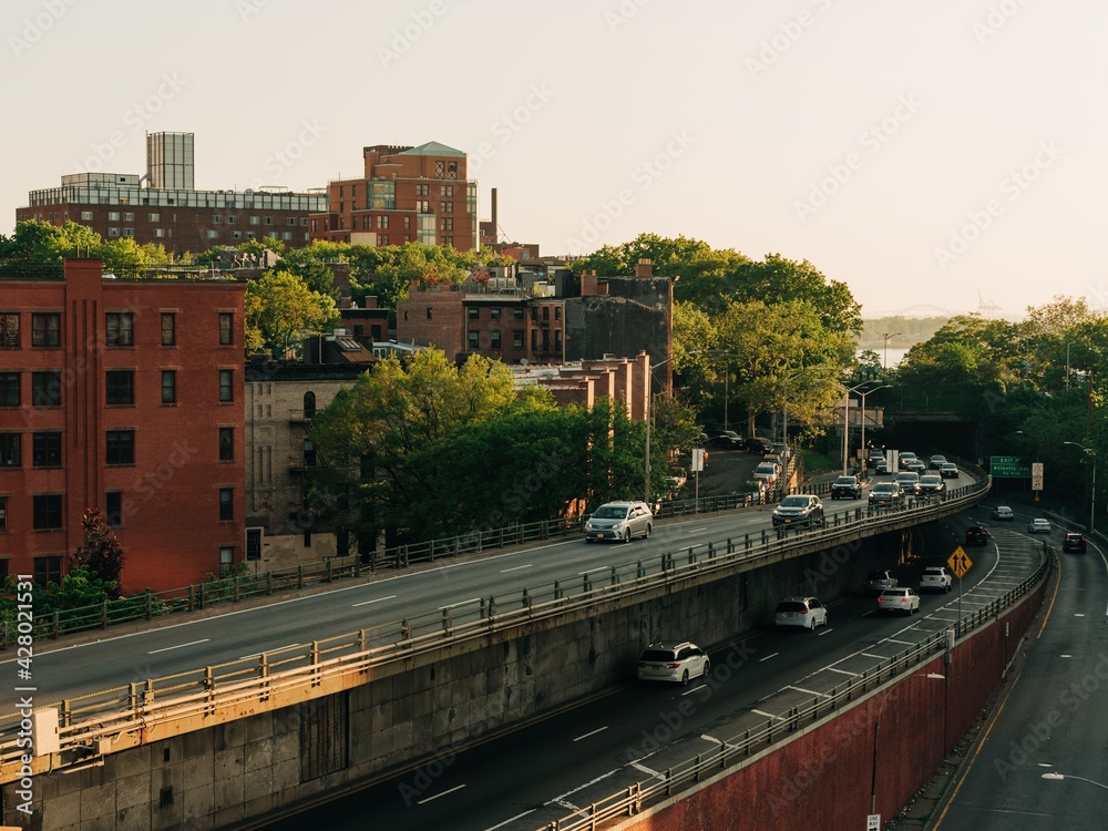 Obraz premium View of the Brooklyn Queens Expressway in Brooklyn Heights, Brooklyn, New York City