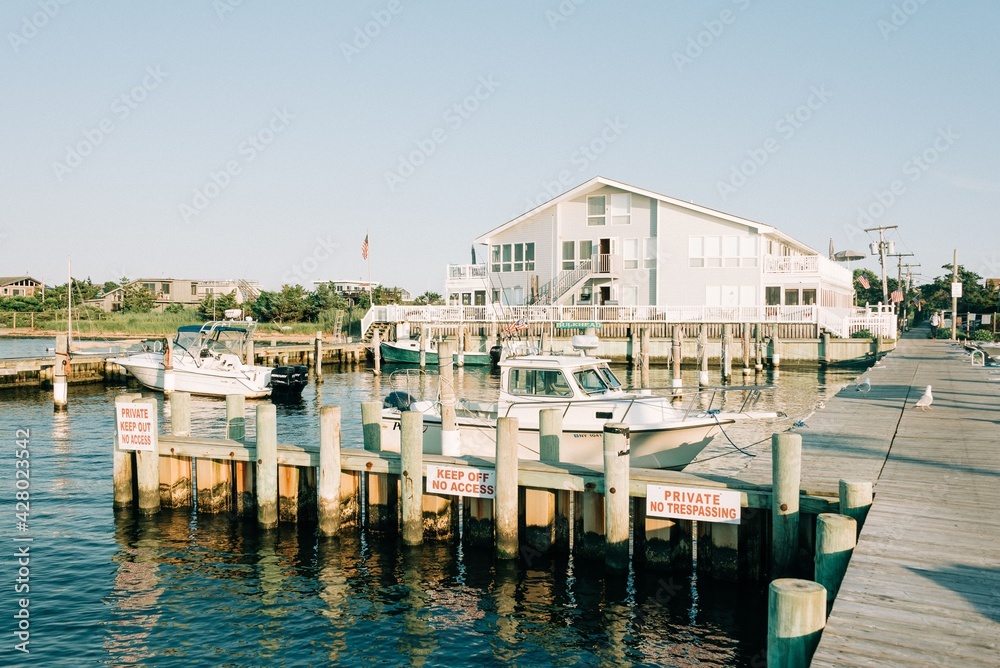 Obraz premium Boats docked in the harbor in Kismet, Fire Island, New York