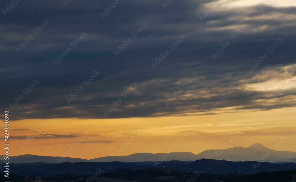 Tramonto rosso e arancio sui monti e le valli dell’Appennino