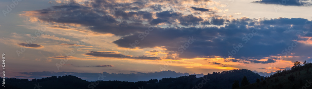 Fototapeta premium A panoramic view of the sunset sky