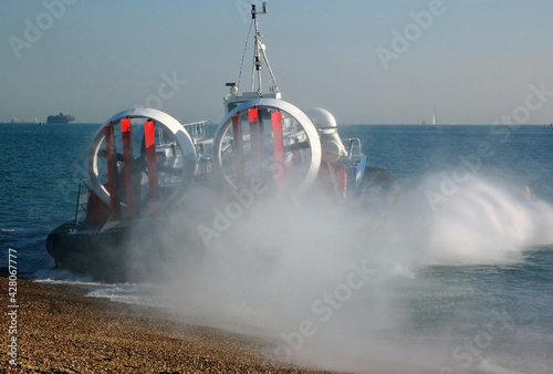 Foto Hovercraft entering the sea