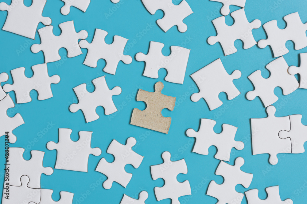 Naklejka premium Jigsaw puzzle on blue background,contrast concept.