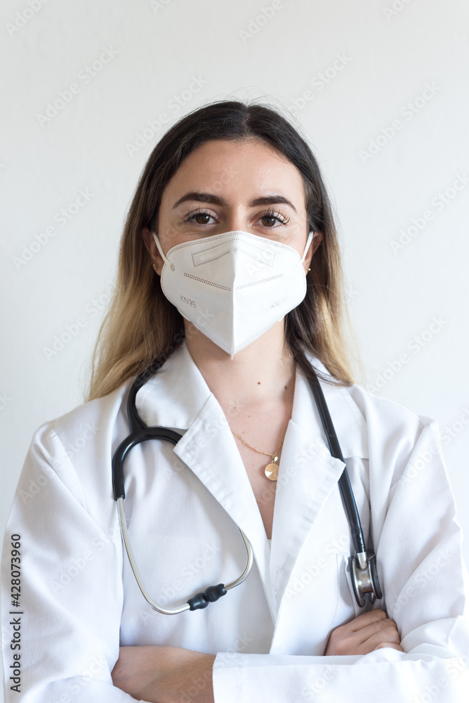 Personal médico sonriendo con mascarilla