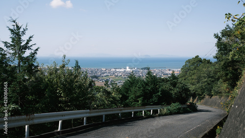 谷上山の道路から伊予市の市街と瀬戸内海が見える風景