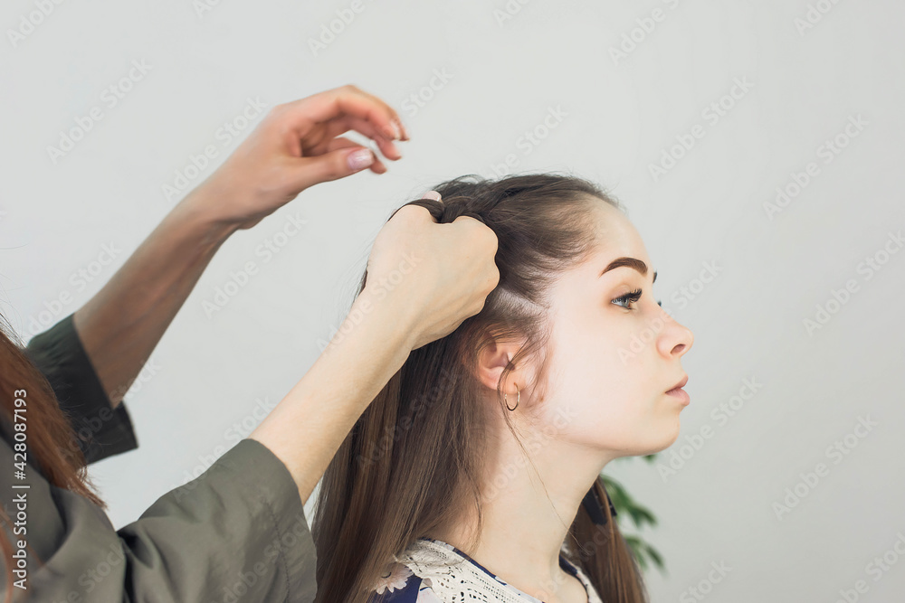 master makes a hairstyle for a girl, beautiful curls master makes a hairstyle for a girl, beautiful curls