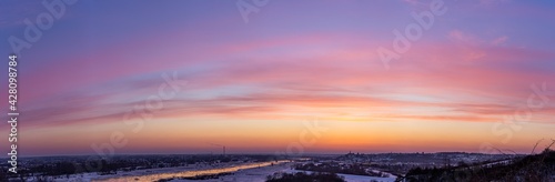 Zimowy zachód słońca z widokiem na panoramę Sandomierza widziany z Gór Pieprzowych, województwo świętokrzyskie © Leszek Szelest