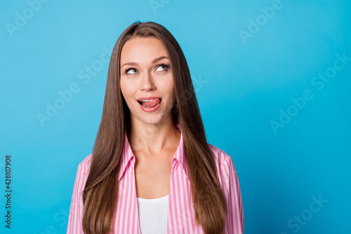 Photo portrait girl cunning thinking about dessert hungry licking lips isolated vivid blue color background © deagreez