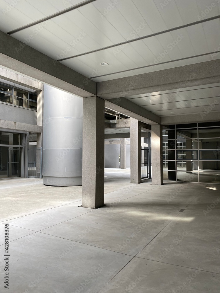 Fototapeta premium préau d'un bâtiment moderne