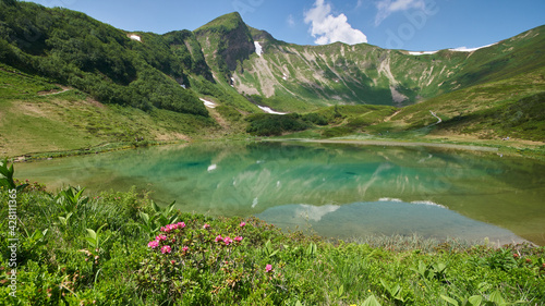 Schlappoldsee zur Zeit der Blüte der Alpenrosen