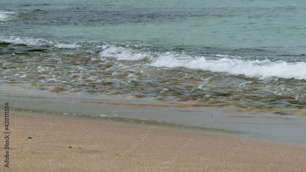 The waves crashed on the reef and disappeared after reaching the beach. The waves crashed on the reef and disappeared after reaching the beach.