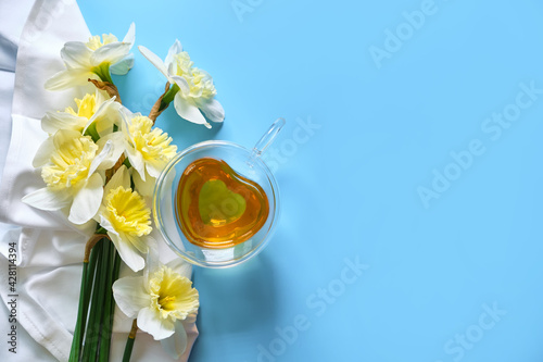 Картината върху платно Green tea in a in a heart-shaped glass cup with a double bottom