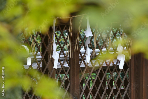 境内の紙垂がかかった神聖な場所への扉 photo