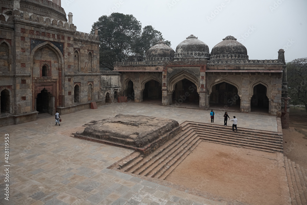 The Lodi Gardens are a park of about 360,000 square meters with several mausoleums and other buildings from the 15th and 16th centuries in the Indian capital Delhi. Walks and picnics. Day.
