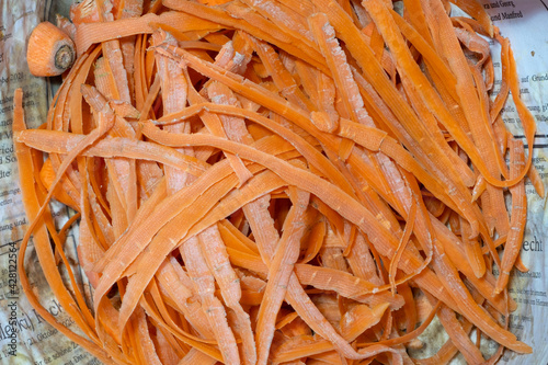 Schalen von Karotten auf Papier, Bioabfall photo