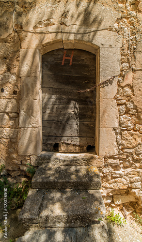 Porte ancienne    Simiane-la-Rotonde  Alpes-de-Haute-Provence  France