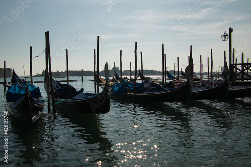 góndolas flotando en canal veneciano al atardecer © DanielaBelen