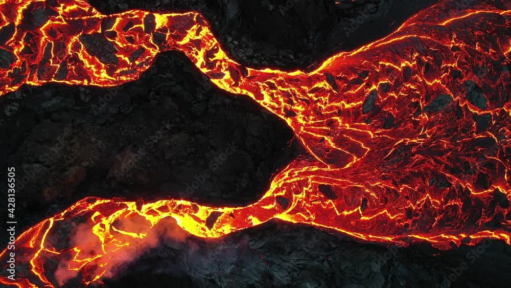 Volcán en erupción de nombre Fagradalsfjall en Islandia.
Lava volcánica incandescente en movimiento.