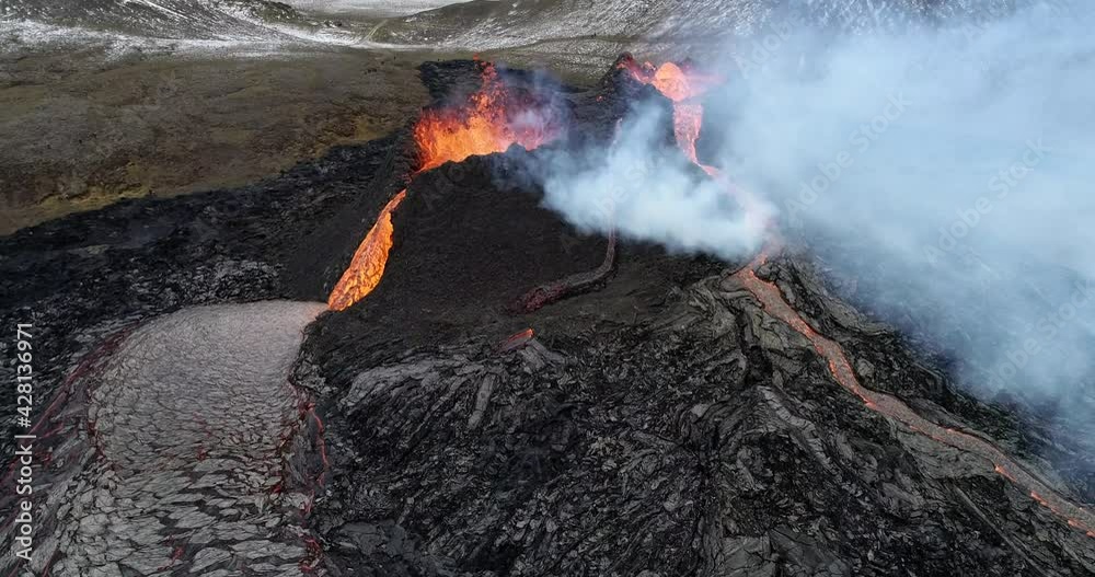 Volcán en erupción de nombre Fagradalsfjall en Islandia.
Lava volcánica incandescente en movimiento.