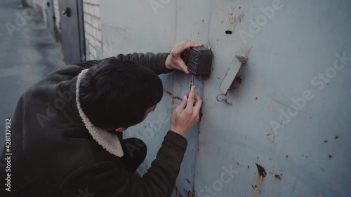 Guy thief breaks lock from garage