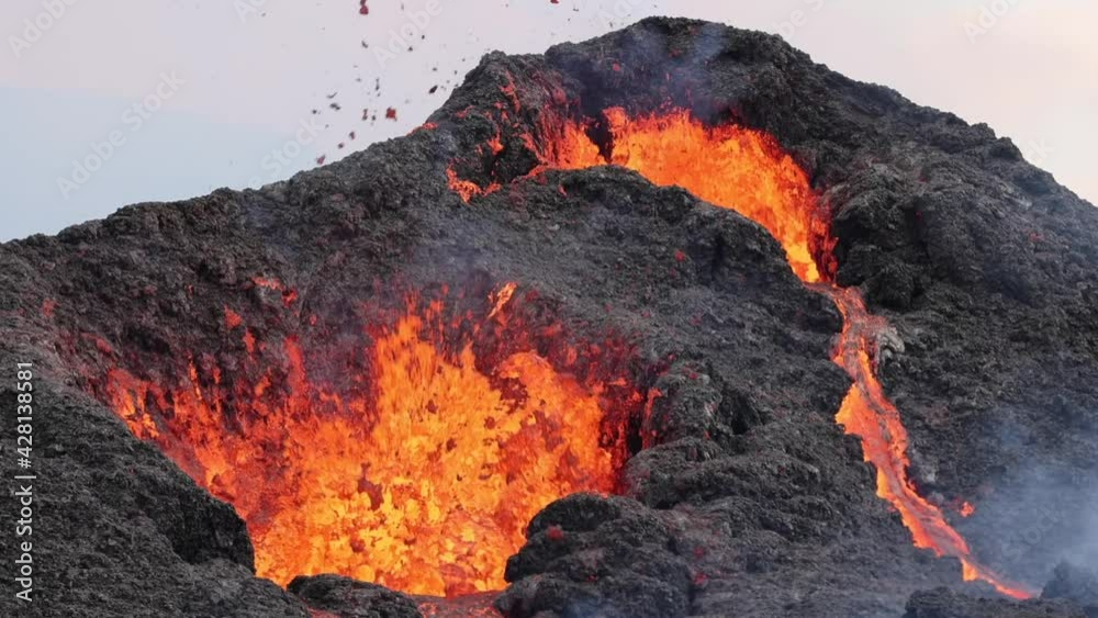 Volcán en erupción de nombre Fagradalsfjall en Islandia.
Lava volcánica incandescente en movimiento.
