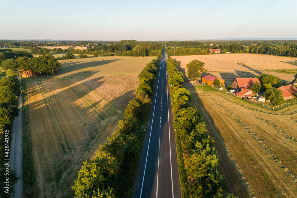 Landstraße in Deutschland aus der Luft