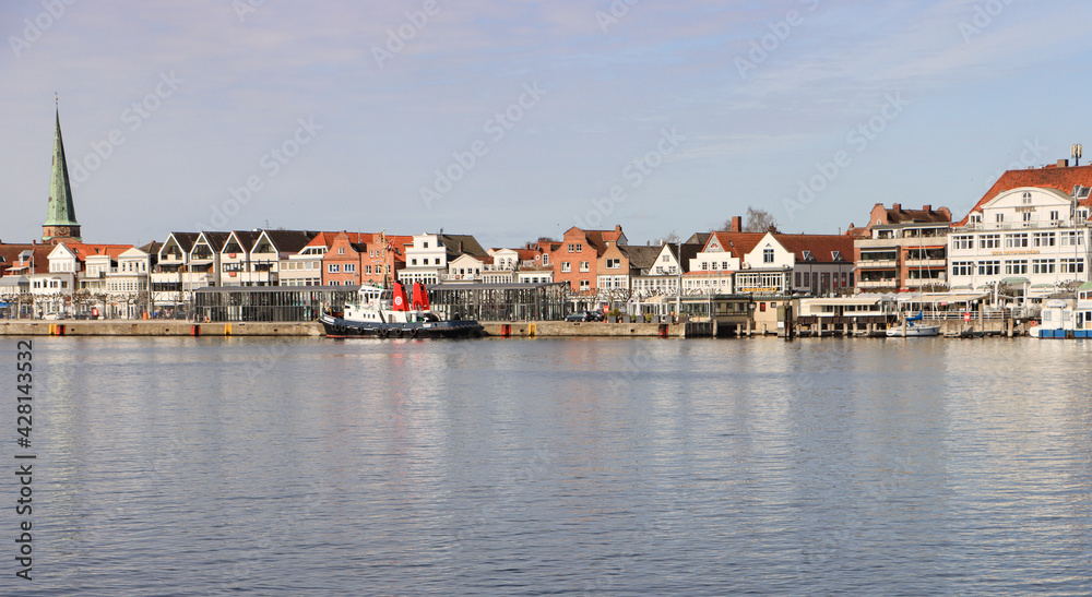 Fototapeta premium Ostseebad Travemünde; Altstadtpanorama von der Priwallpromenade
