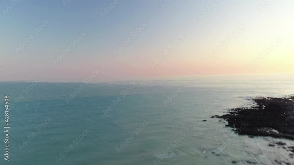 Vue aérienne par un drone de course (Drone FPV) des phares de Fécamp, en Normandie Vue aérienne par un drone de course (Drone FPV) des phares de Fécamp, en Normandie