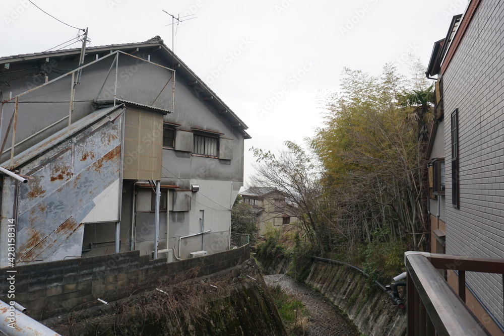大阪にある石切駅周辺の川と家のある町並み