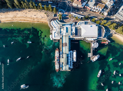 Fotografia Vertical bird's eye aerial evening drone view of Manly wharf, part of the oceanside suburb of Manly, Sydney, New South Wales, Australia