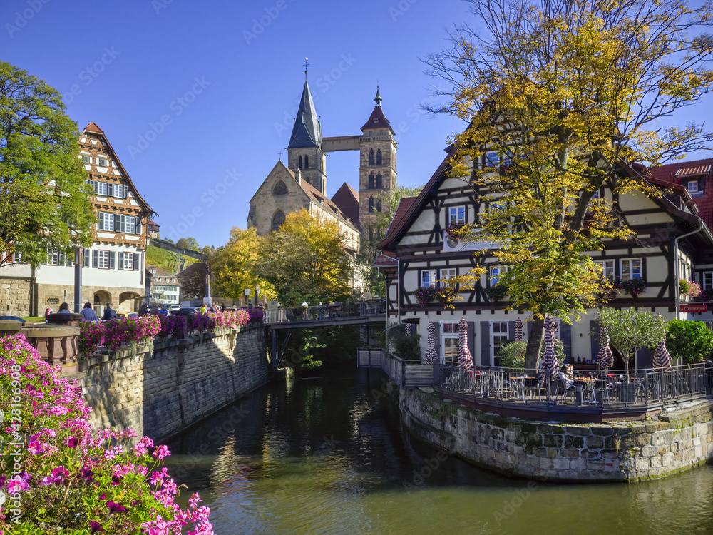 Naklejka premium Neckar Through The Old Town, Esslingen Am Neckar, Baden Württemberg, Germany