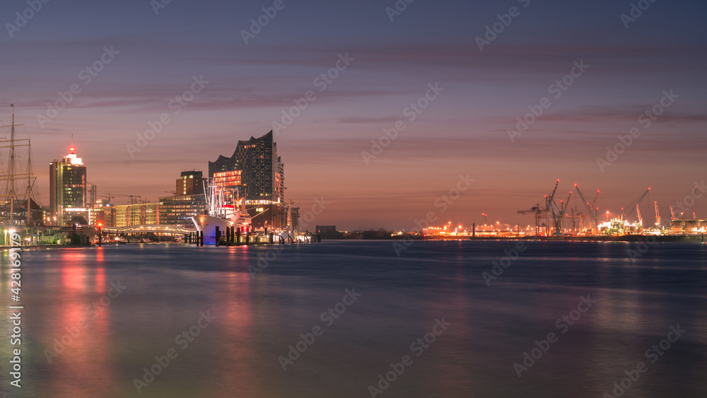 Fototapeta premium Elbphilharmony bei Sonnenaufgang