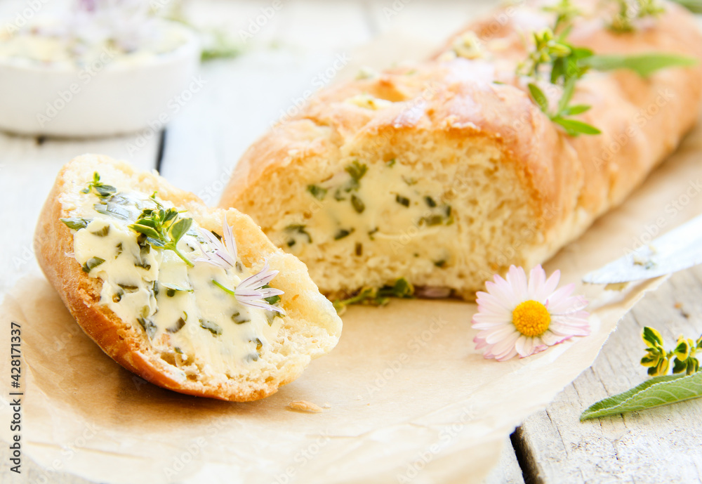 Kräuterbaguette Kräuter Baguette Wildkräuter essbare Blüten Kräuterbaguette Kräuter Baguette Wildkräuter essbare Blüten