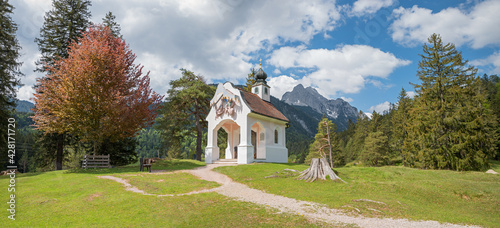 Fotografija pictorial pilgrimage chapel near lake lautersee, alpine landscape bavaria