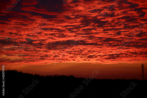 Czerwony zachód słońca w Polsce jesienią