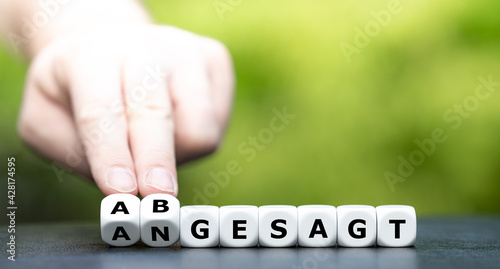 Hand dreht Würfel und ändert das Wort 