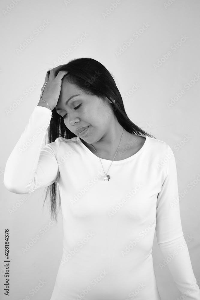 Hermosa chica latina pasando su mano en su cabello en blanco y negro Hermosa chica latina pasando su mano en su cabello en blanco y negro