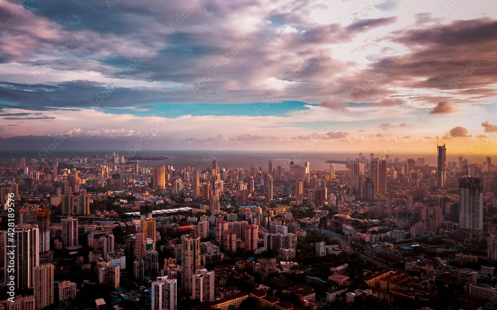 Fototapeta premium A sunset view of the South Mumbai cityscape shot from Byculla. The view spans from Fort and Nariman Point in the west to Walkeshwar and Mumbai Central in the east.