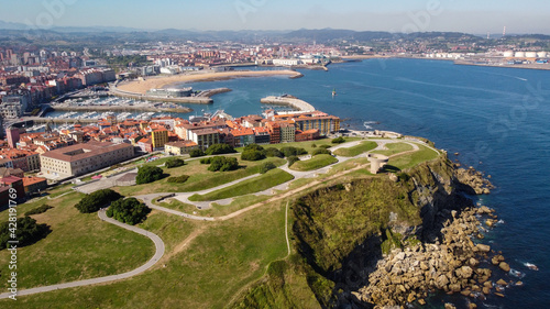 Gijón y su puerto deportivo