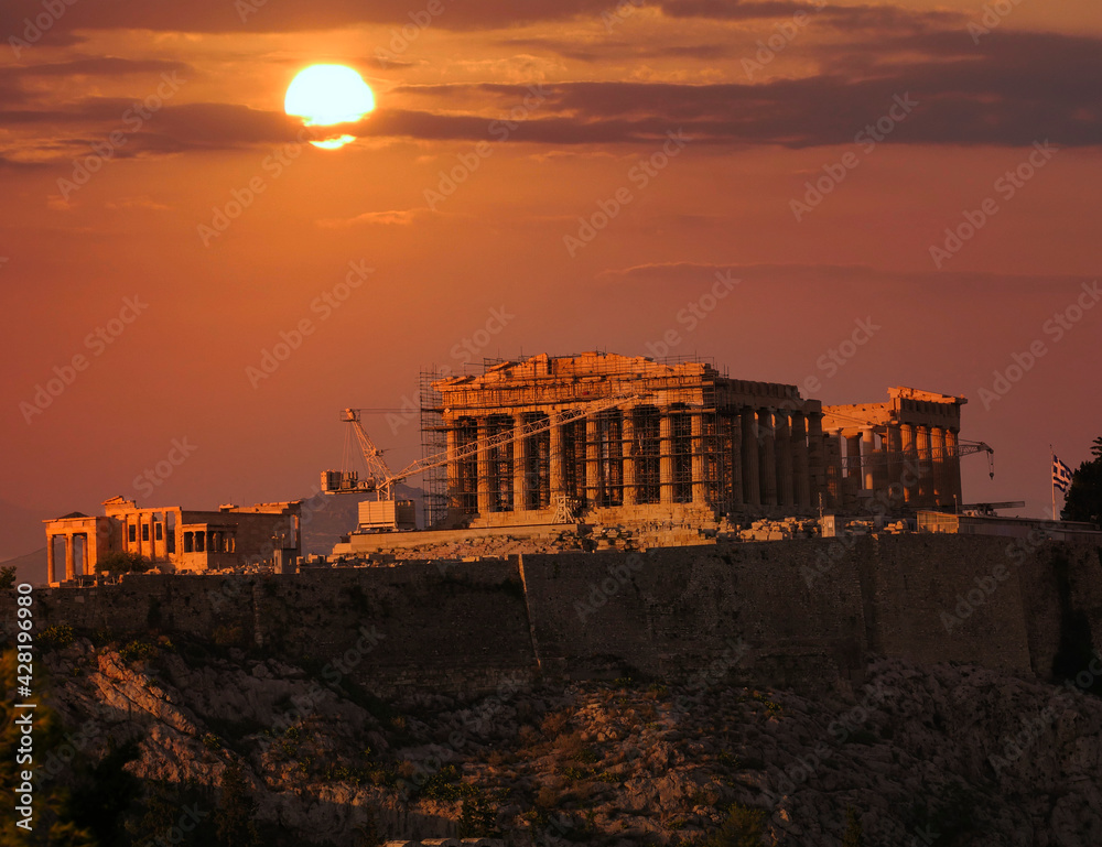 Fototapeta premium sun and fiery sky over Parthenon temple on Acropolis of Athens, Greece